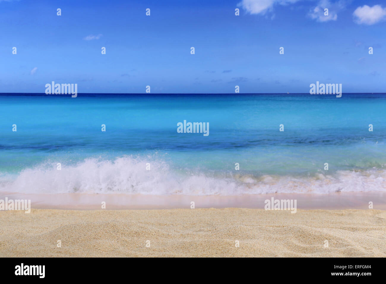 Strand Hintergrundszene im Sommer im Urlaub mit Sand, Wellen, Exemplar Stockfoto