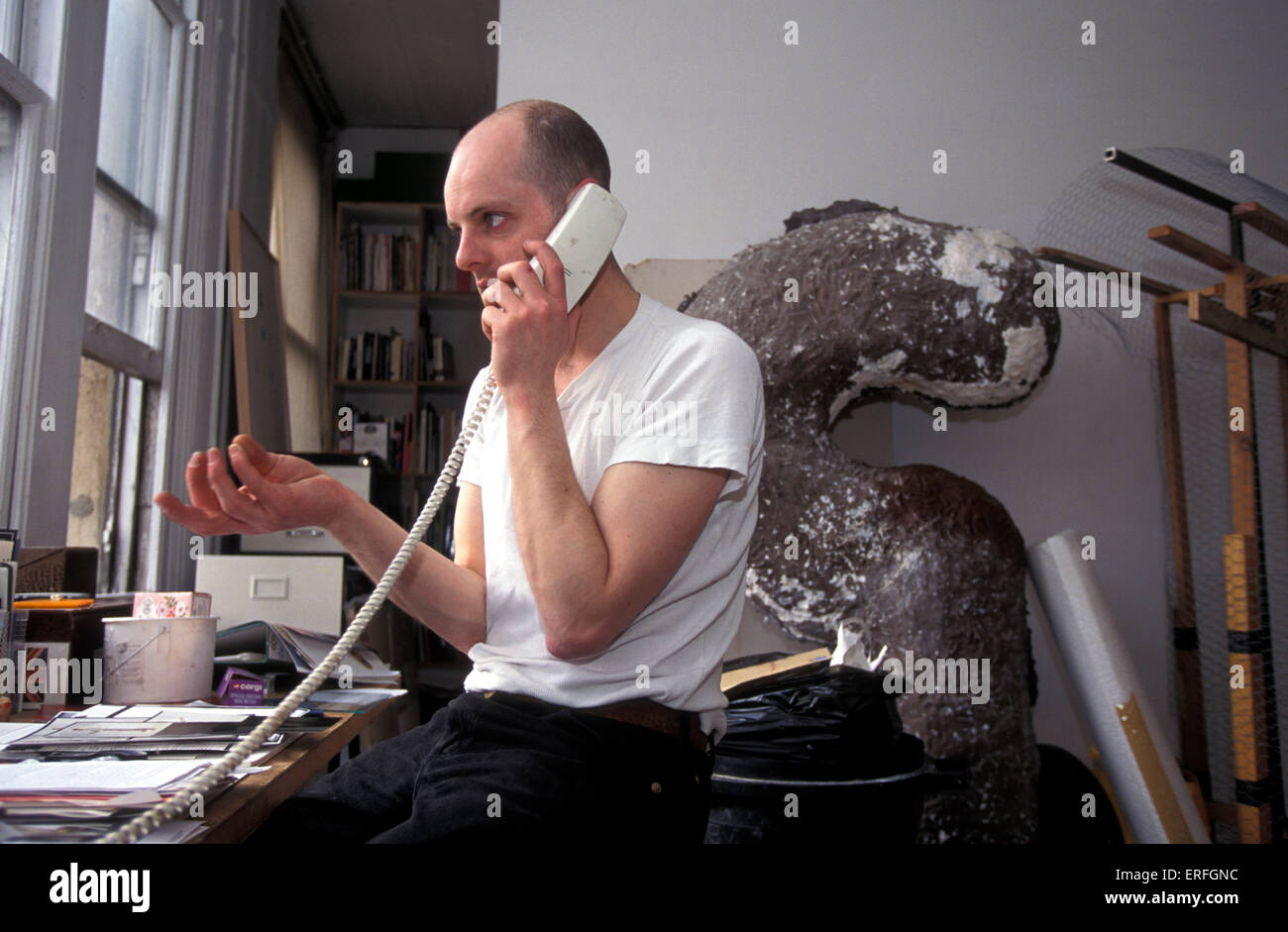 Gavin Turk - Porträt des britischen Künstlers und Bildhauers in seinem Londoner Atelier. Geboren 1967. Stockfoto
