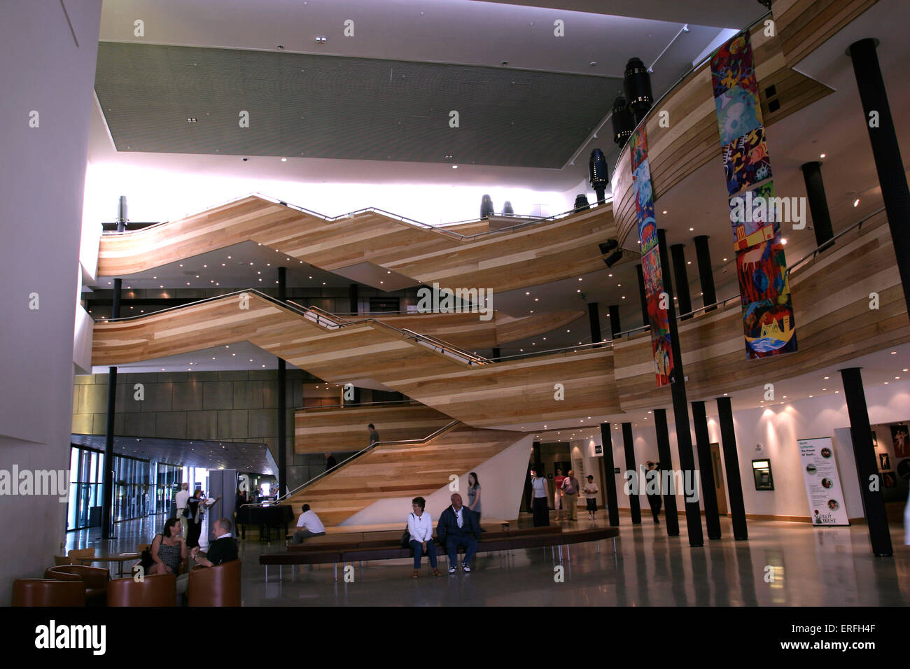 Wales Millennium Centre - Innenansicht der Haupthalle der darstellenden Künste zentrieren in der Bucht von Cardiff, Wales. Geöffnet Stockfoto