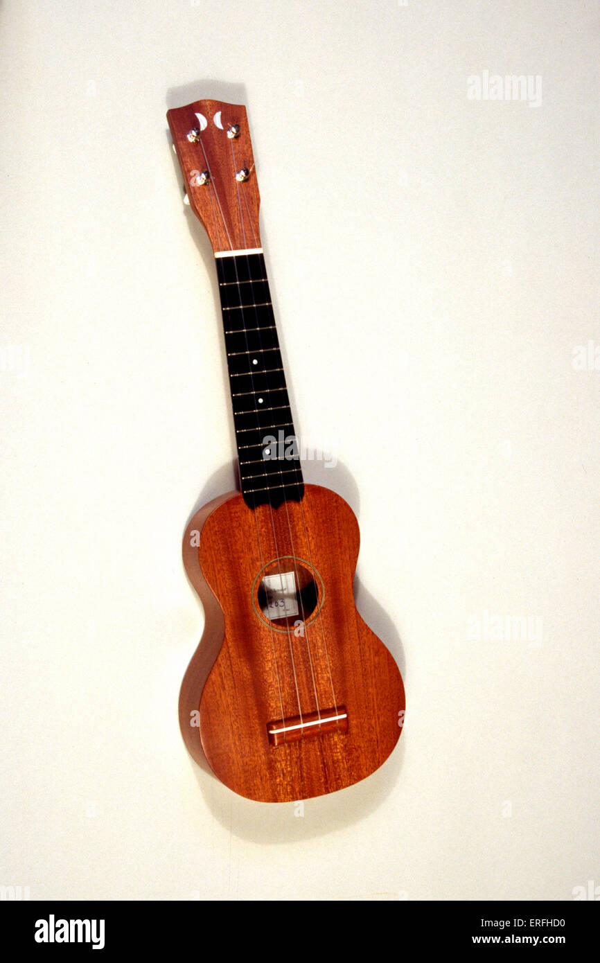 Ukulele - kleine Hawaii Gitarre mit vier Saiten Stockfotografie - Alamy
