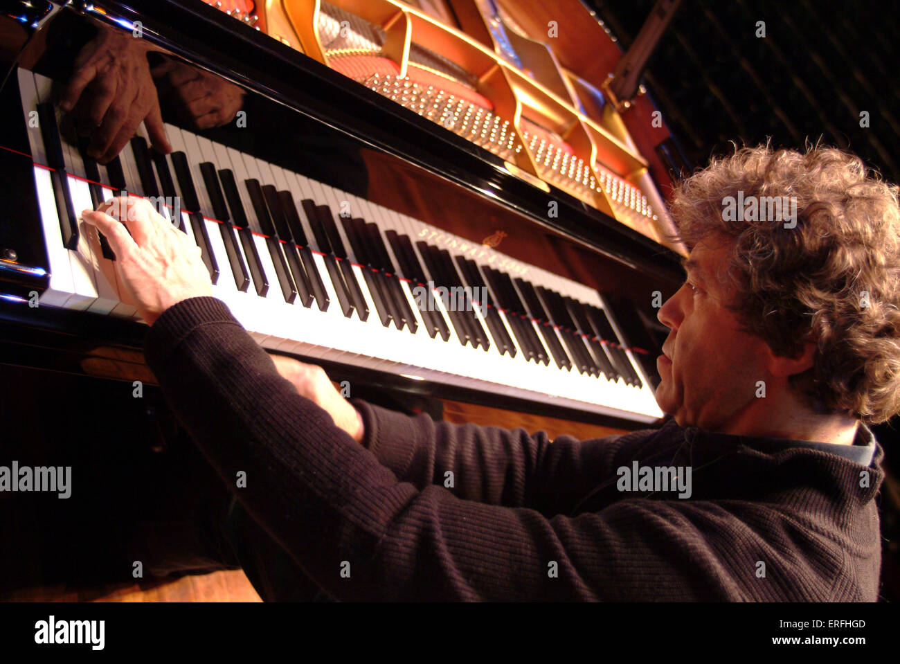 Pascal Rogé auf dem Klavier Proben in der Queen Elizabeth Hall 23. Januar 2006. Französischer Pianist b. 4. Juni 1951. Stockfoto