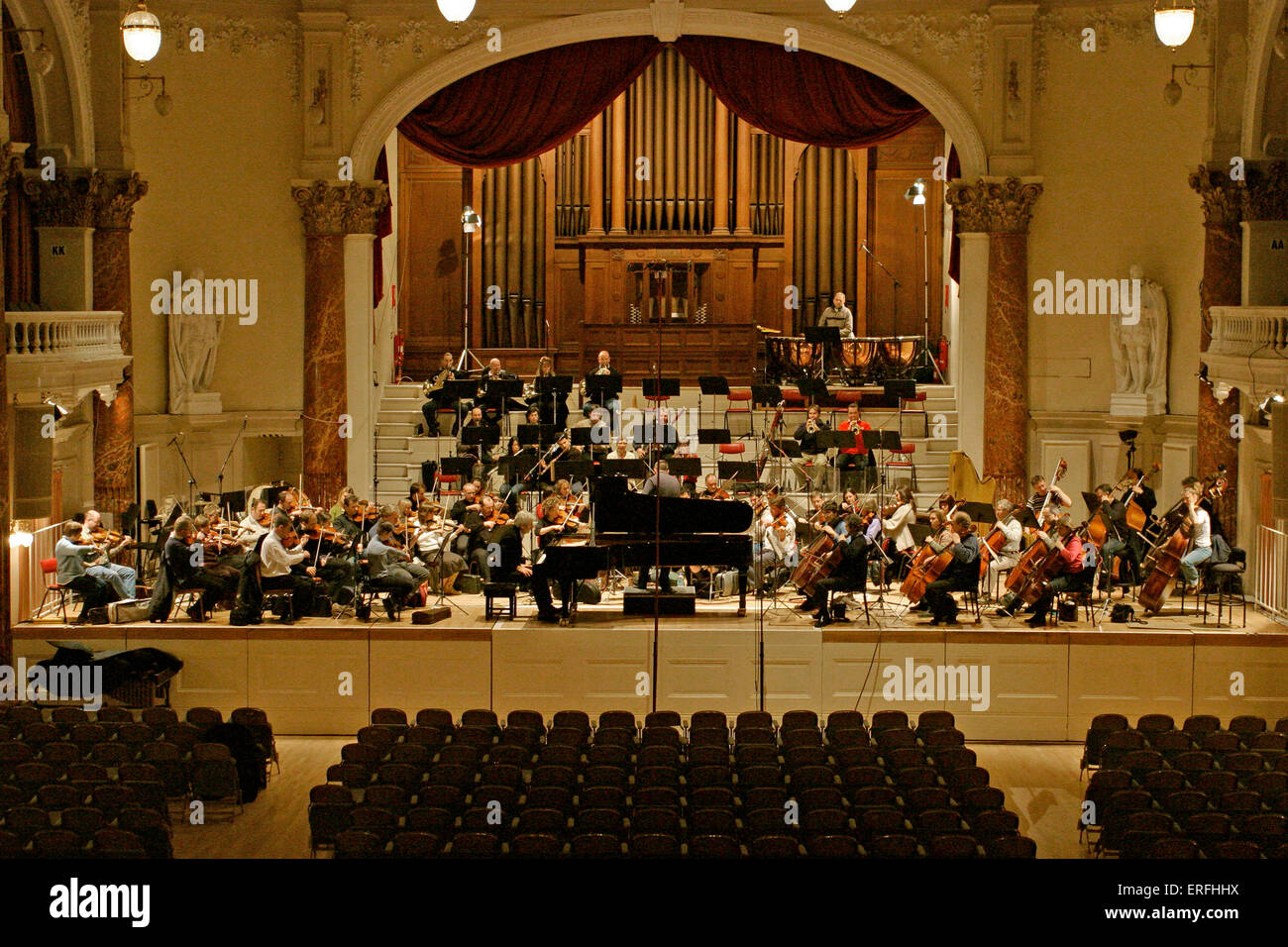 Cheltenham Town Hall mit BBC National Orchestra of Wales. Klaviersolist - Jean-Philippe Collard. Stockfoto