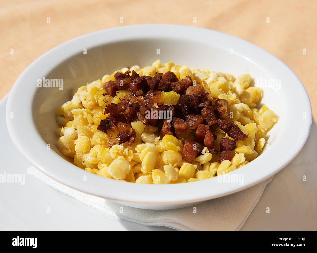 Litauische Küche - gebratene Kichererbsen mit Fleisch, typische snack ...