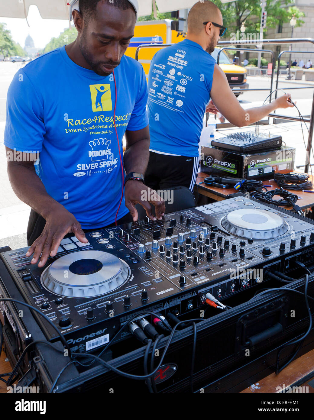 Ein African-American DJ Musik auf ein outdoor-Event - USA Stockfoto