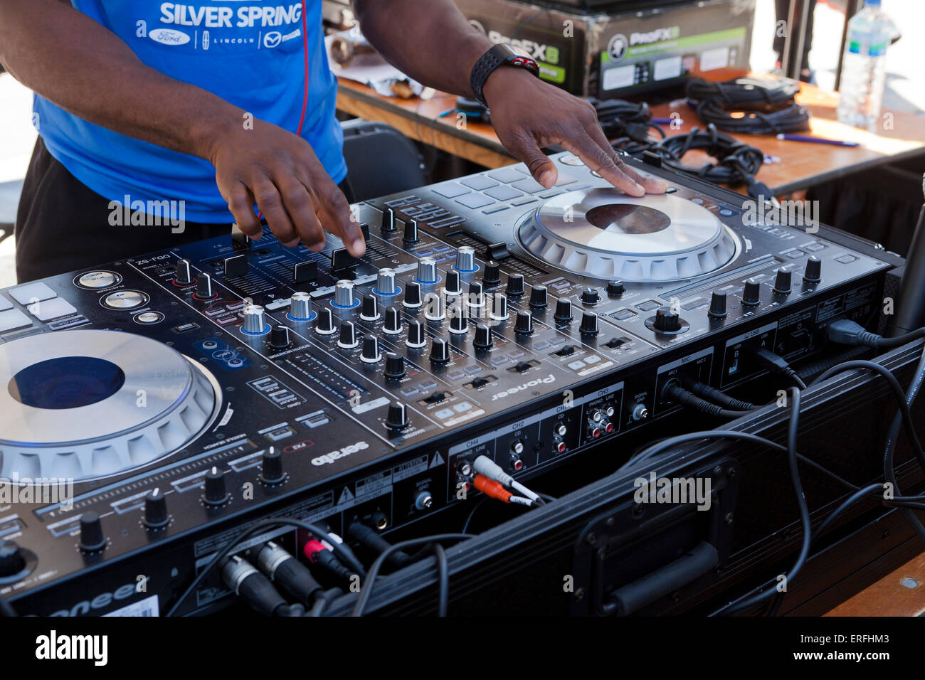 Ein African-American DJ Musik auf ein outdoor-Event - USA Stockfoto