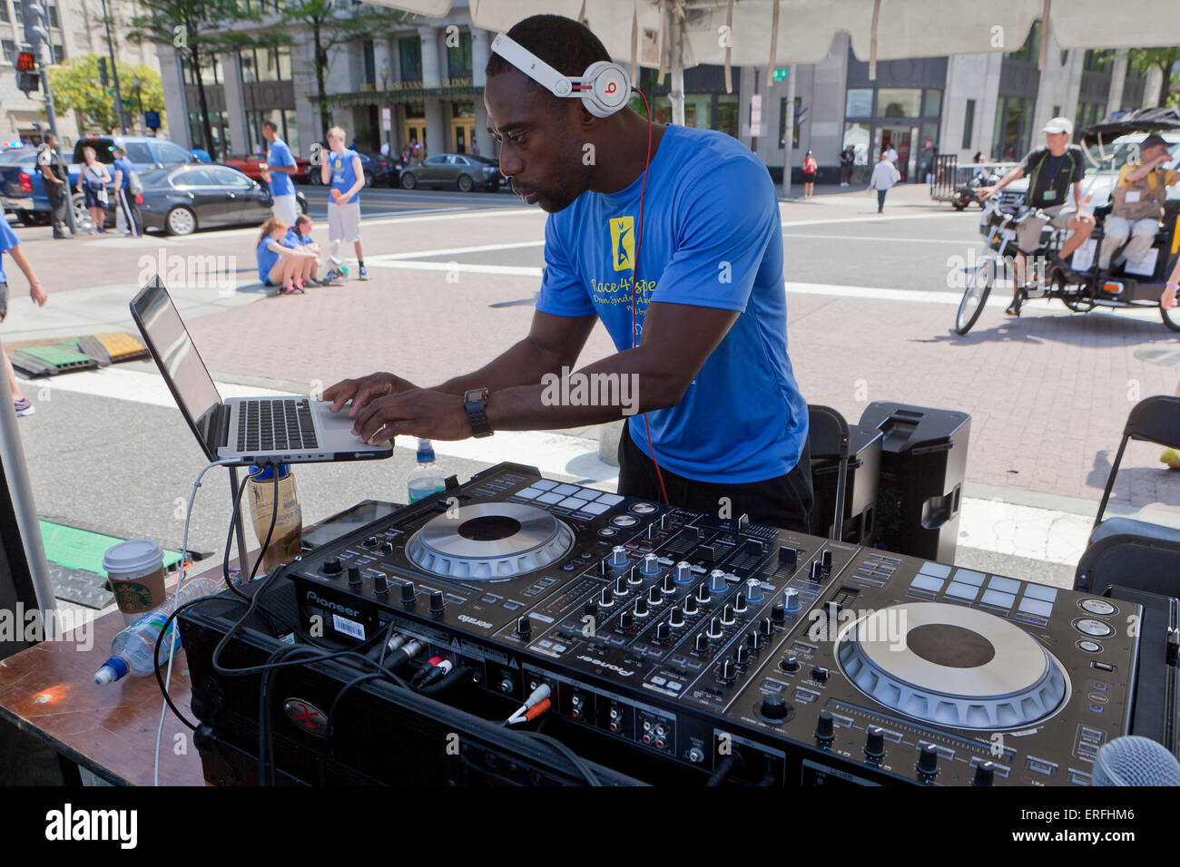 Ein African-American DJ Musik auf ein outdoor-Event - USA Stockfoto