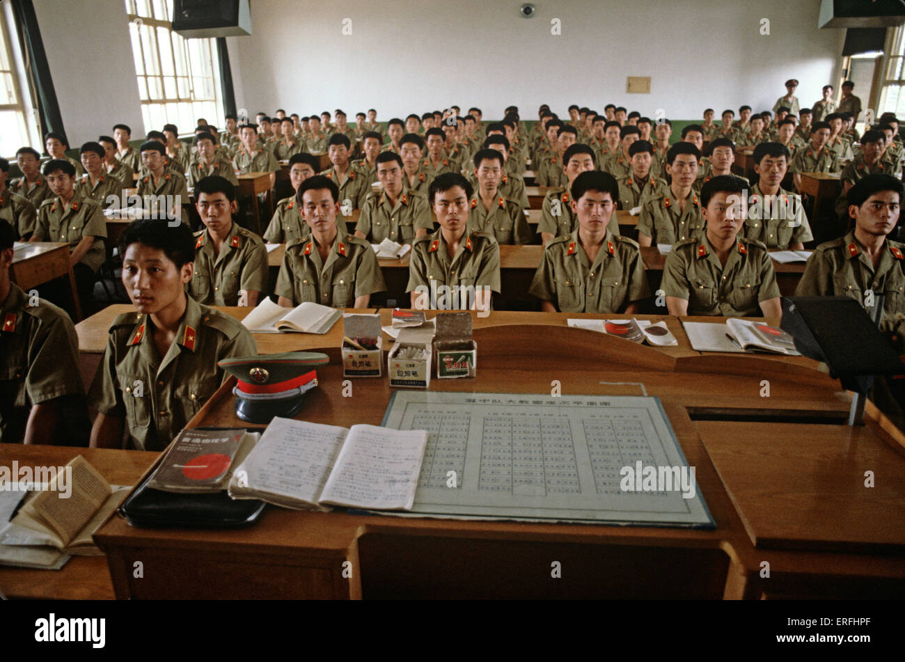 Peoples Liberation Army Offiziere im Klassenzimmer in Shijiazhuang Military Academy, Provinz Hubei, China, 1985 Stockfoto
