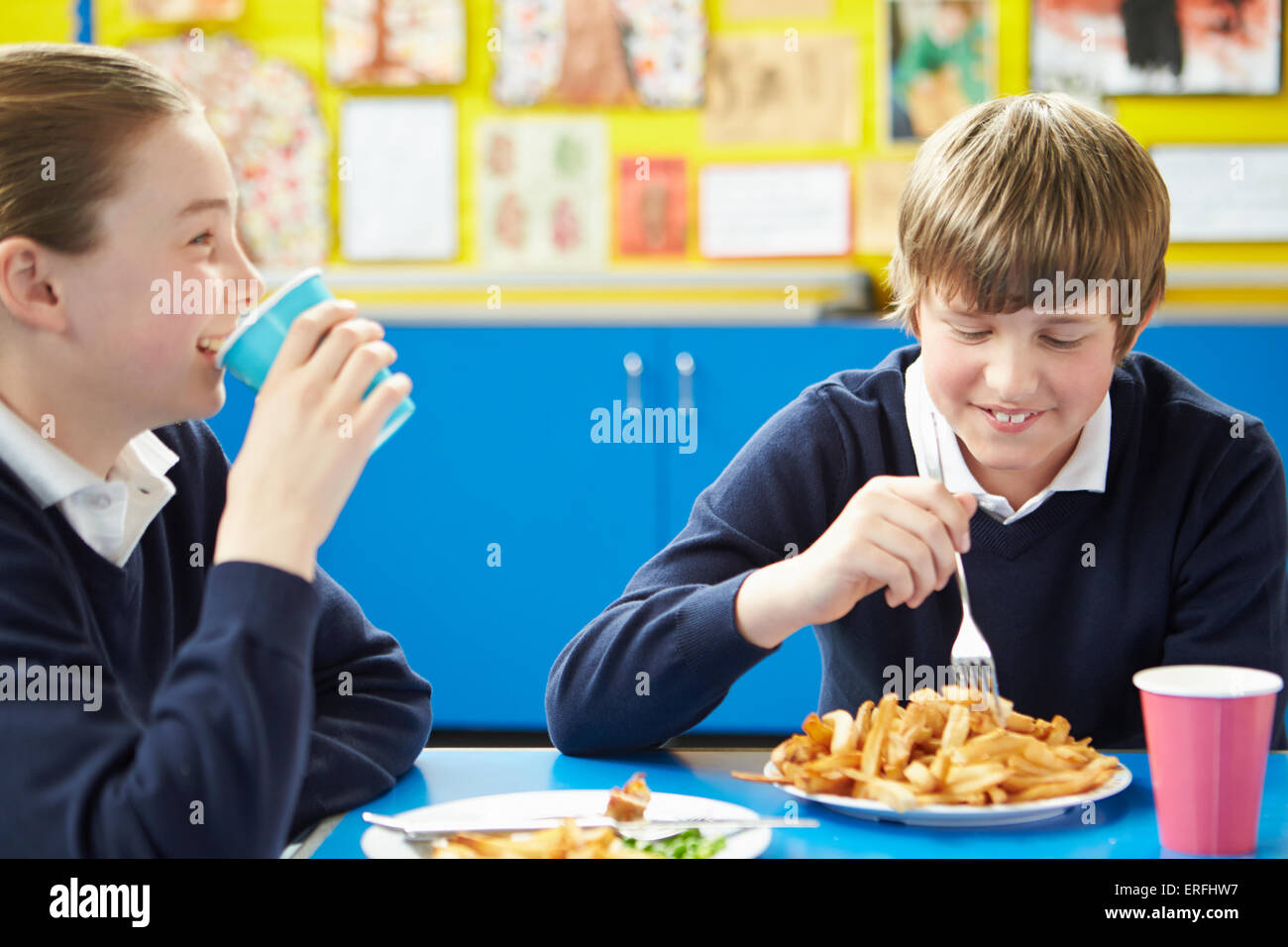 Mannliche Schuler Essen Ungesund Schulessen Stockfotografie Alamy