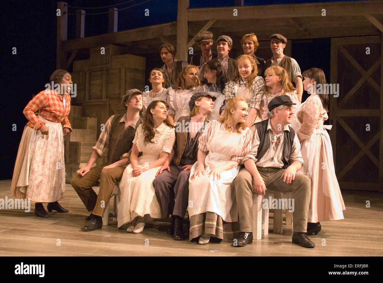 Juni ist Bustin ' Out alles vorbei, Szene aus Carousel von Richard Rodgers & Oscar Hammerstein Chichester Festival Theatre, Juni 2006 Stockfoto