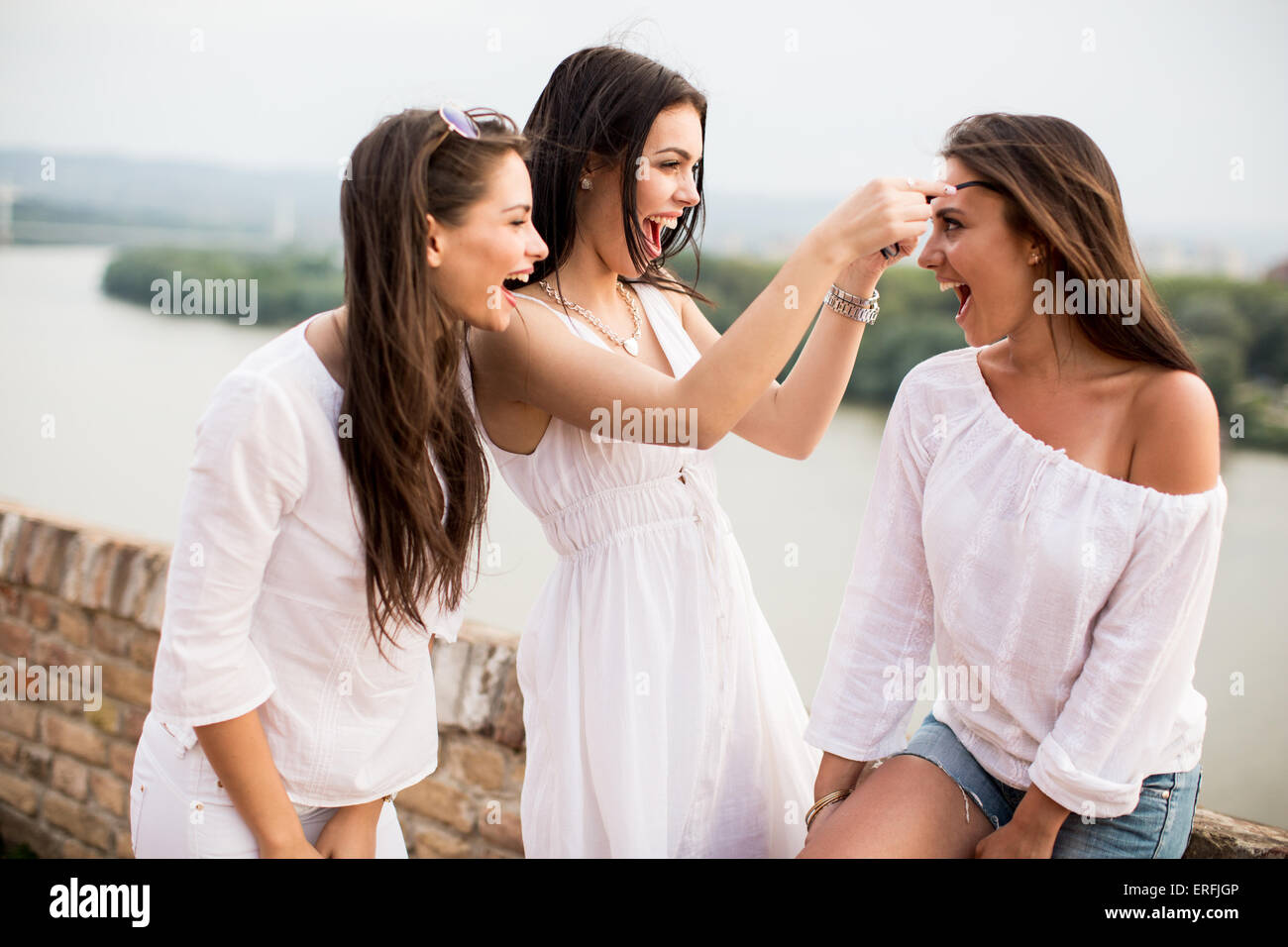 Junge Frauen am Wasser Stockfoto