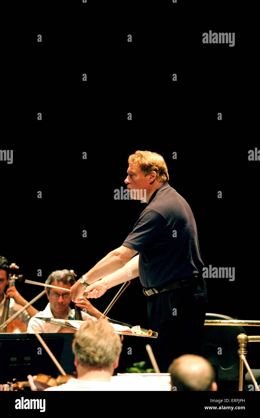 Richard Hickox - britischer Dirigent für Chor, Orchester und Opern Musik an der Royal Albert Hall, London. Durchführung von. b. 5 Stockfoto