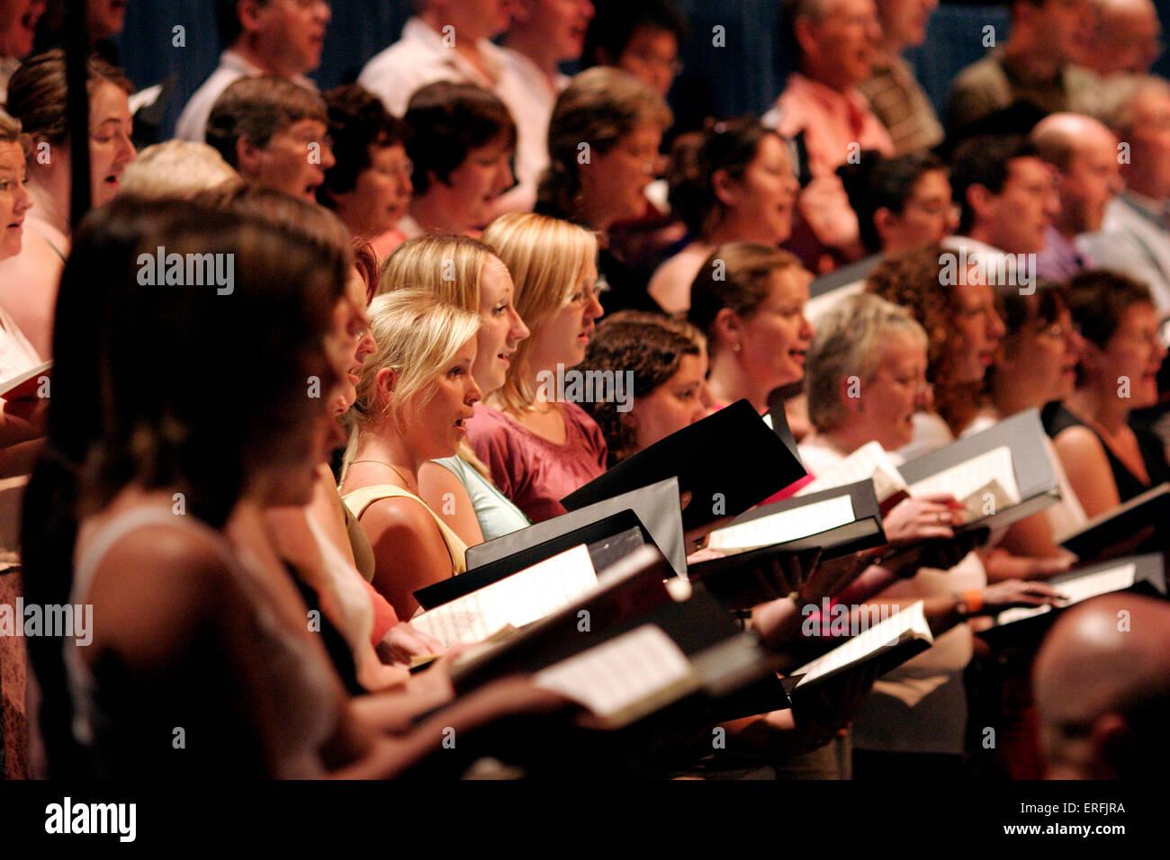 Chor probt. Sängerinnen, Sopranos und Altos. Stockfoto