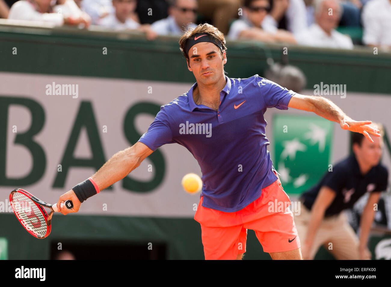 Paris, Frankreich. 2. Juni 2015. Roger Federer der Schweiz in Aktion gegen Stan Wawrinka der Schweiz während ihre Männer Singles match am Tag zehn 2015 französische Open 2015 in Paris, Frankreich. Wawrinka gewann das Spiel 6-4 6-3 7-6 Umzug ins Halbfinale Credit: Action Plus Sport/Alamy Live News Stockfoto