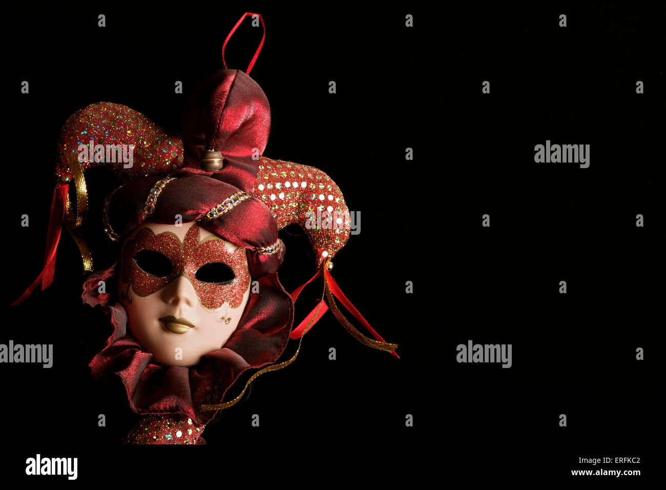 Maske auf ein Narr Stick. Verwendet in William Shakespeare' s "As You Like It" zu spielen. Schwarzer Hintergrund. Stockfoto
