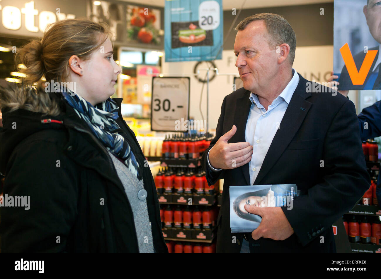 Ringsted, Dänemark, 2. Juni 2015. Dänische Oppositionsführer Lars Loekke Rasmussen (Venstre, lesen: Liberal) seiner Partei Politik mit ein Wähler zu diskutieren, während seines Besuchs der Kampagne in einem Einkaufszentrum in Ringsted Credit: OJPHOTOS/Alamy Live News Stockfoto