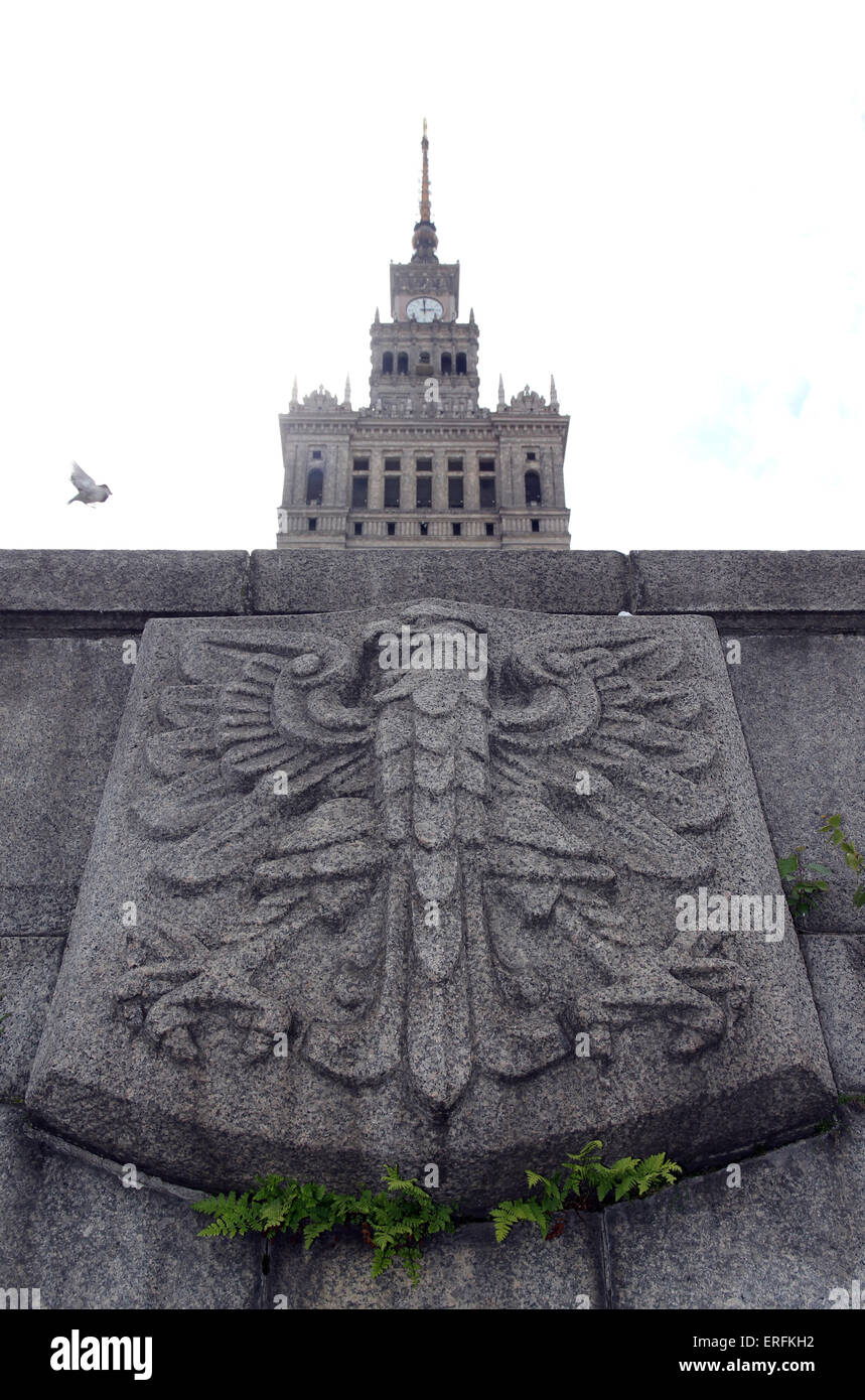 Polnische Adler-Emblem und Palast der Kultur Warschau Polen Stockfoto