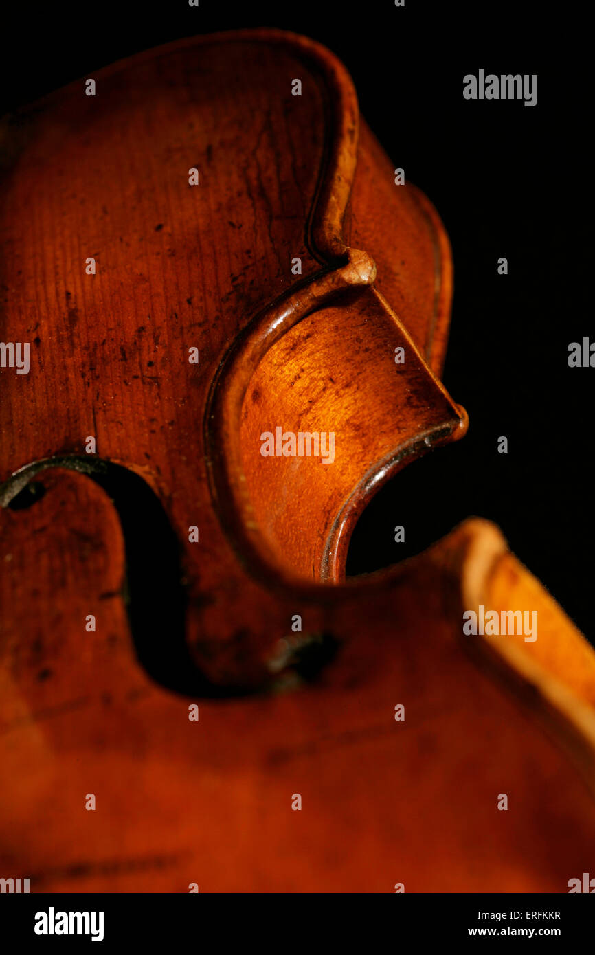 Violine - Nahaufnahme des Körpers mit F Loch schwarzen Hintergrund Stockfoto