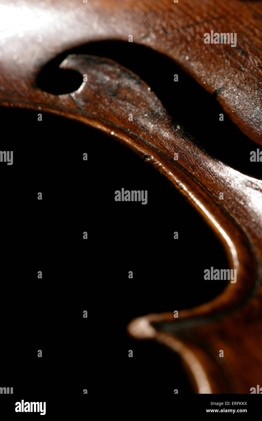 Violine - Nahaufnahme des Körpers mit F Loch schwarzen Hintergrund Stockfoto