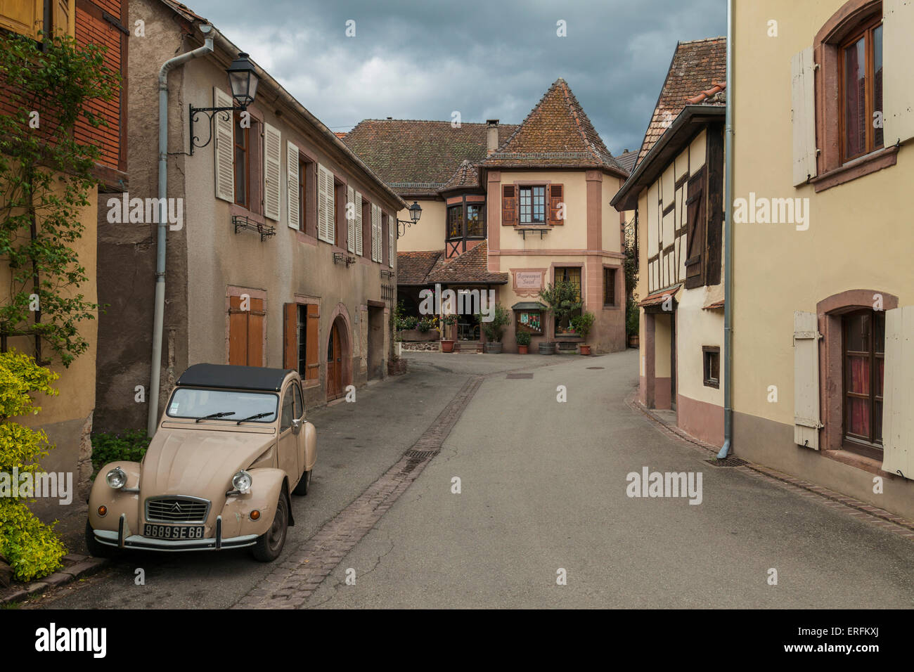 Stürmischer Frühling Nachmittag in Hunawihr, Elsass, Frankreich. Stockfoto