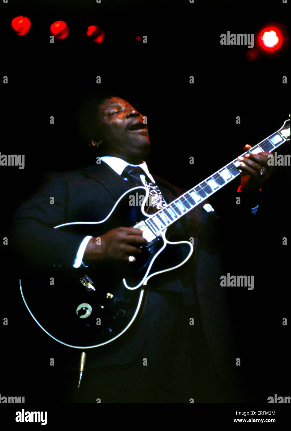 B. B. King - Porträt des amerikanischen Blues-Gitarrist und Sänger/Songwriter erklingt in der Royal Festival Hall, London, 1984. 16. September 1925. Richtiger Name Riley King. Stockfoto