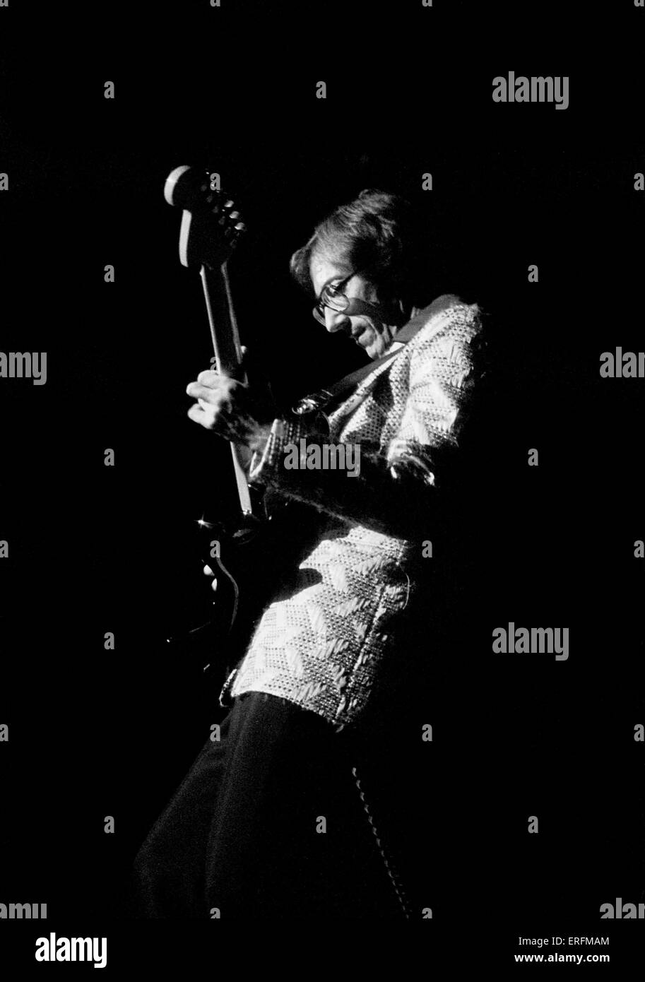 Führen Sie Hank Marvin - Porträt der Briten Gitarrist mit seiner Band "The Shadows" in der Royal Albert Hall, London, Stockfoto