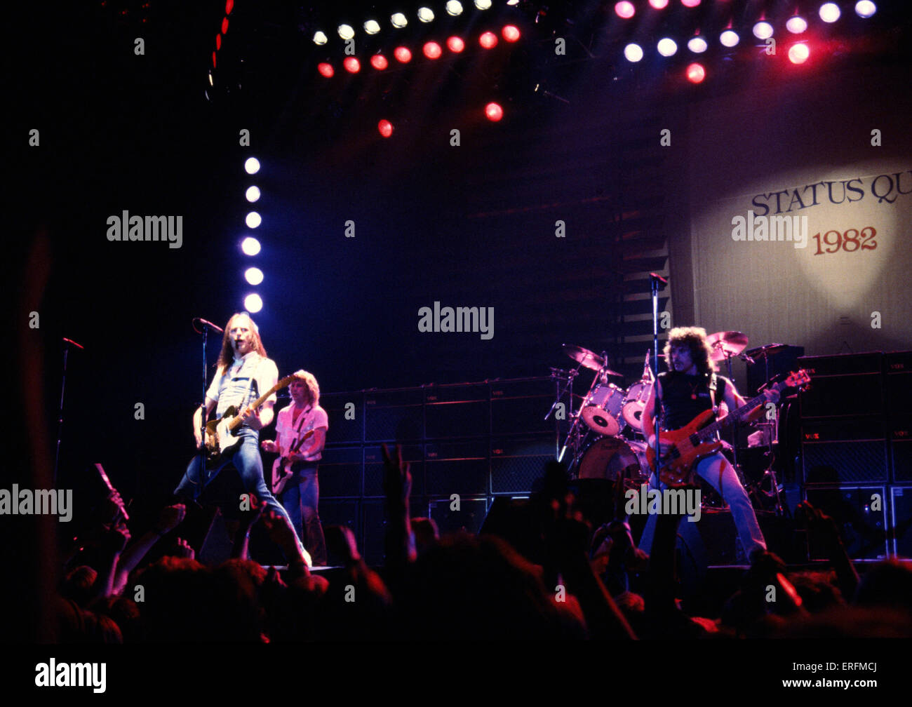 Status Quo - Porträt der englischen Rock-Band, die erklingt in der Birmingham International Arena im Jahr 1982. Gruppe wurde gegründet von Stockfoto
