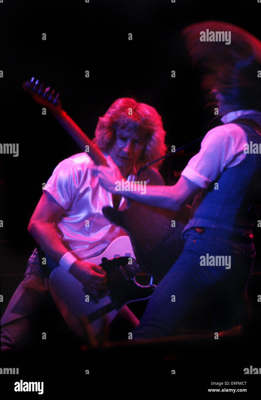 Status Quo - Gitarristen Rick Parfitt & Francis Rossi erklingt in der Birmingham International Arena im Jahr 1982. Status Quo- Stockfoto