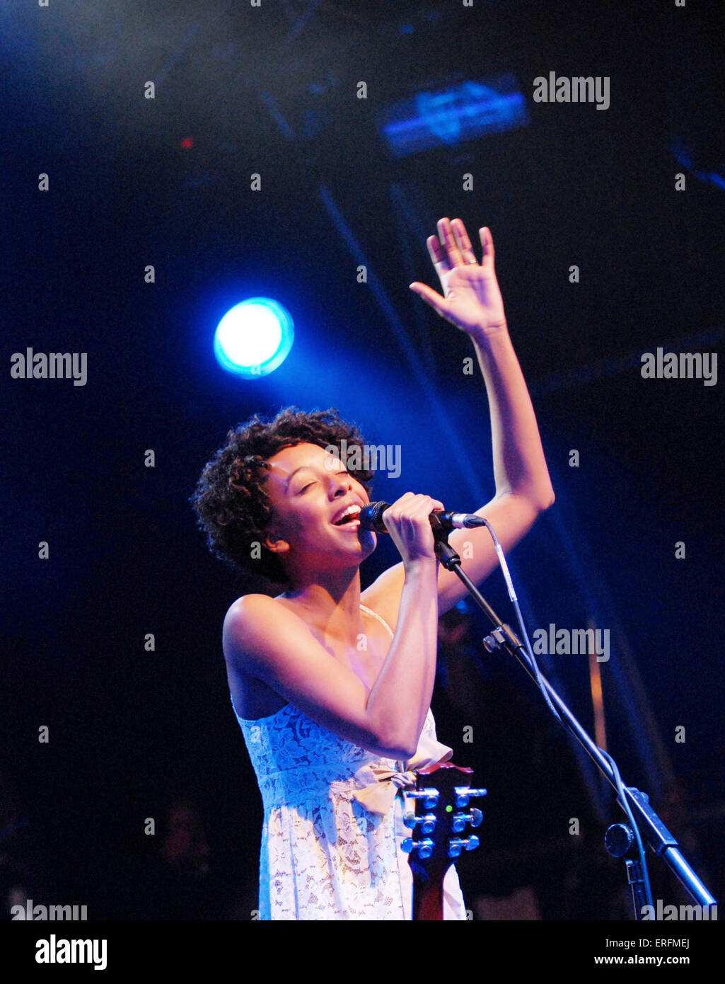 Corinne Bailey Rae - britischer Sänger und Songwriter erklingt in Somerset House, London, UK, 12. Juli 2006, b. 26 Februar Stockfoto