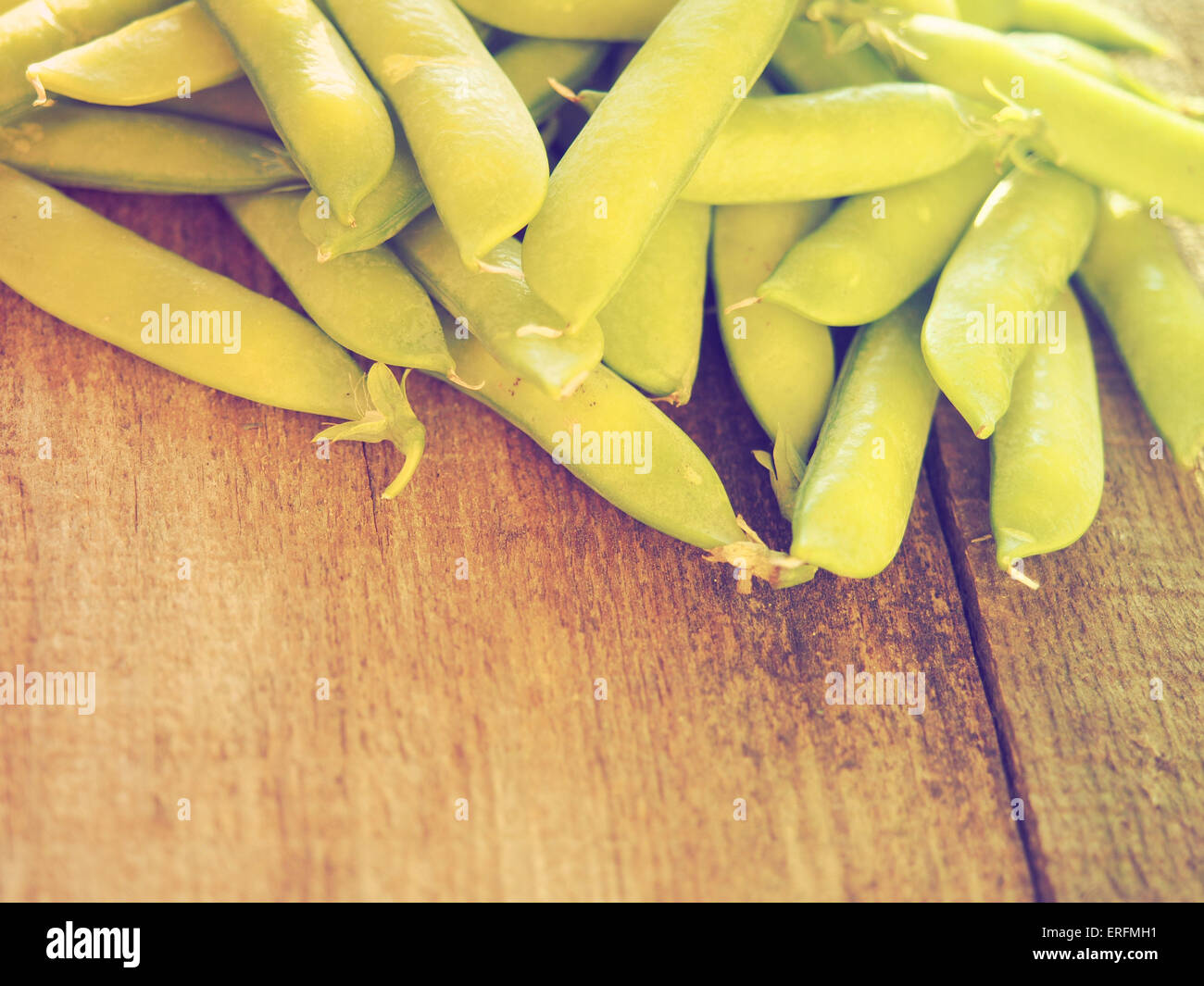 Frisch geerntete Erbsen auf einem rustikalen Brett. Grunge-Stil. 2. Juni 2015. © Igor Golovniov/ZUMA Wire/ZUMAPRESS.com/Alamy Live-Nachrichten Stockfoto