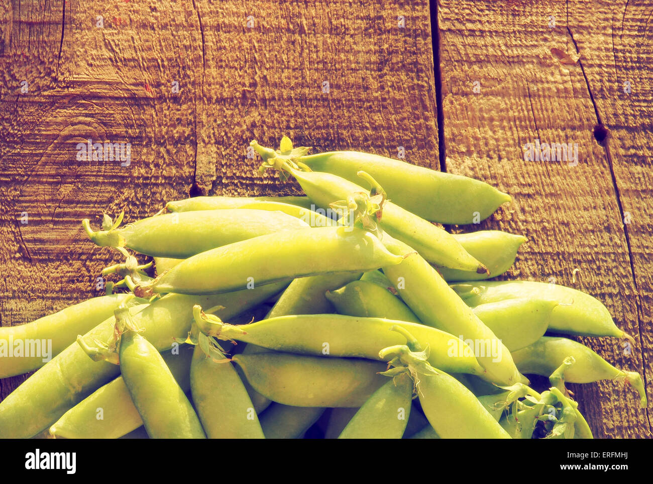 Frisch geerntete Erbsen auf einem rustikalen Brett. Grunge-Stil. 2. Juni 2015. © Igor Golovniov/ZUMA Wire/ZUMAPRESS.com/Alamy Live-Nachrichten Stockfoto