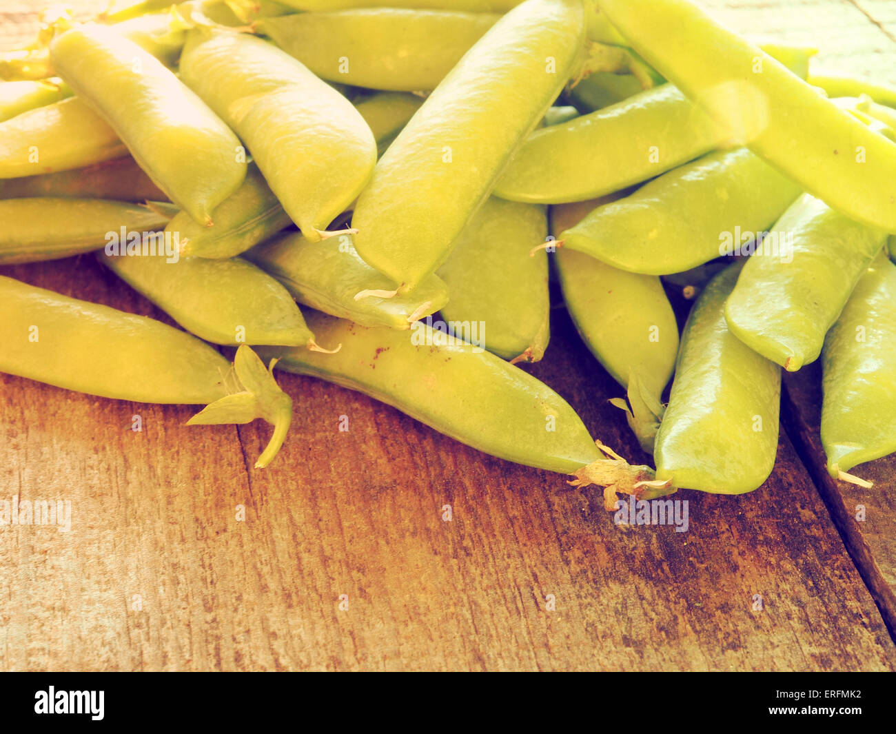 Frisch geerntete Erbsen auf einem rustikalen Brett. Grunge-Stil. 2. Juni 2015. © Igor Golovniov/ZUMA Wire/ZUMAPRESS.com/Alamy Live-Nachrichten Stockfoto