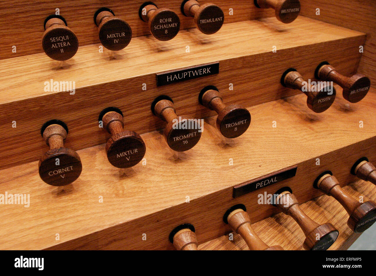 Haltestellen für ein Organ, das aus Holz gebaut. Stockfoto