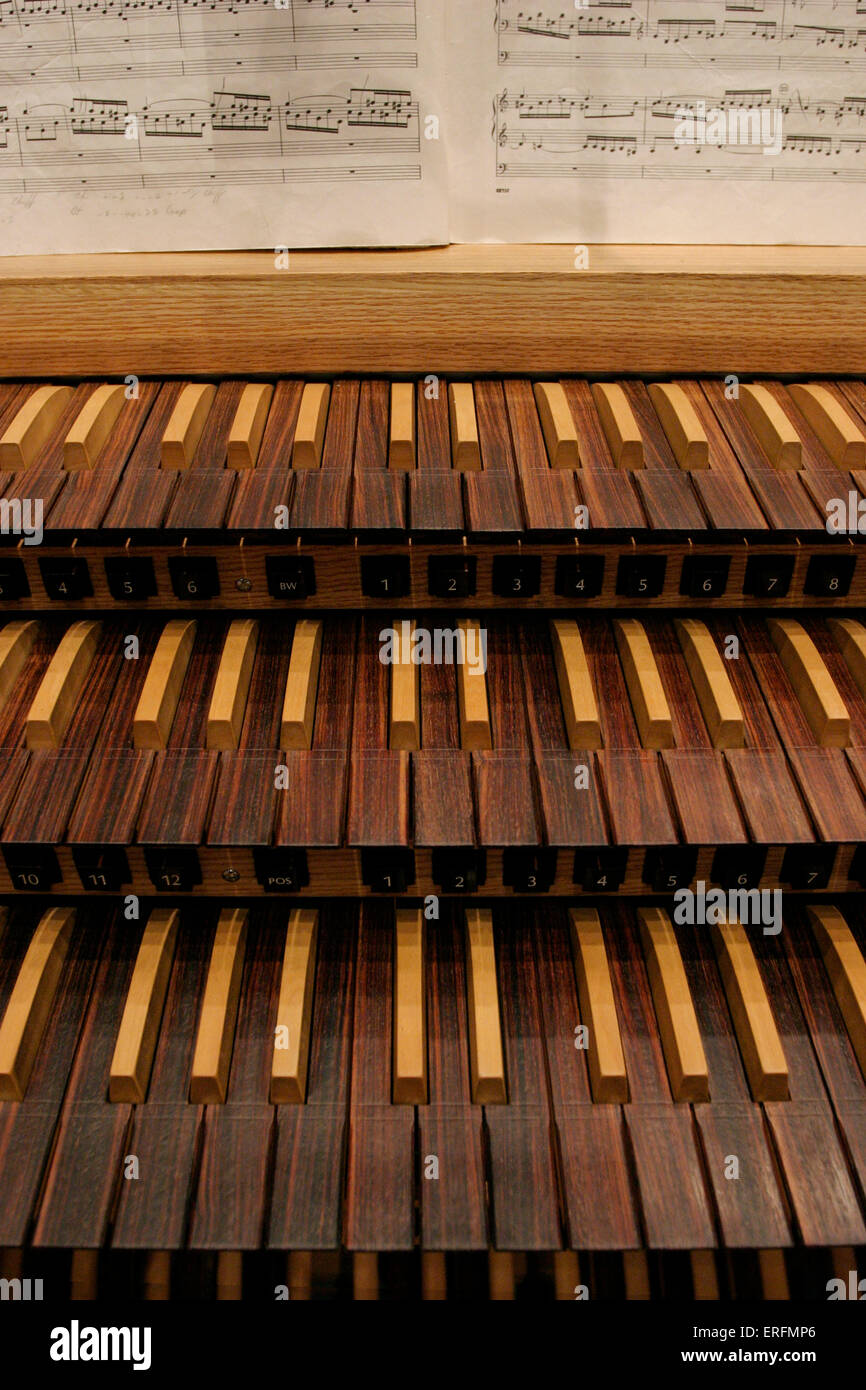 Drei manuelle Organ Tastaturen mit Tasten aus Holz gebaut. Stockfoto