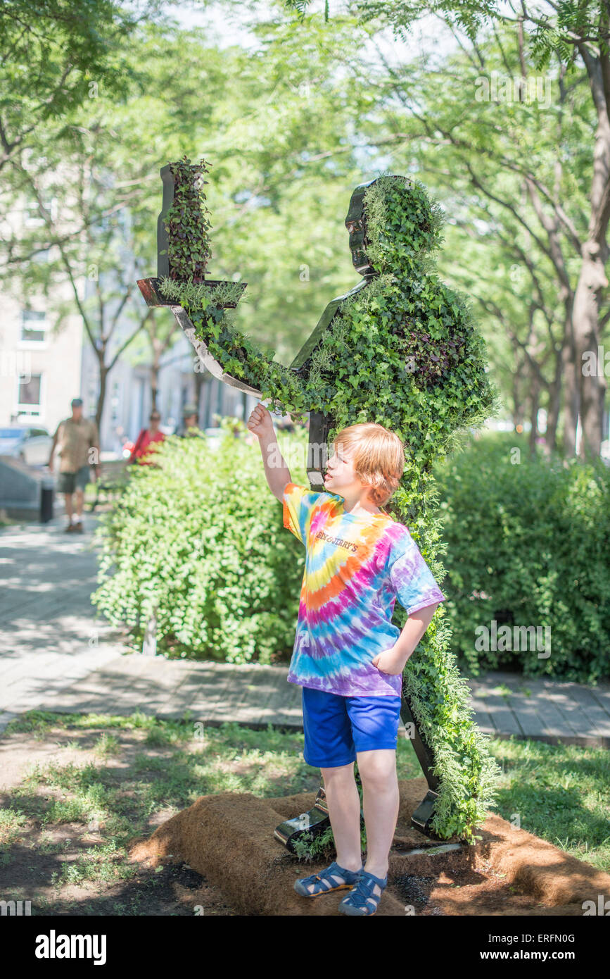 Familienspaß in Montreal, Quebec, Kanada. Junge spöttischen Statue. Stockfoto