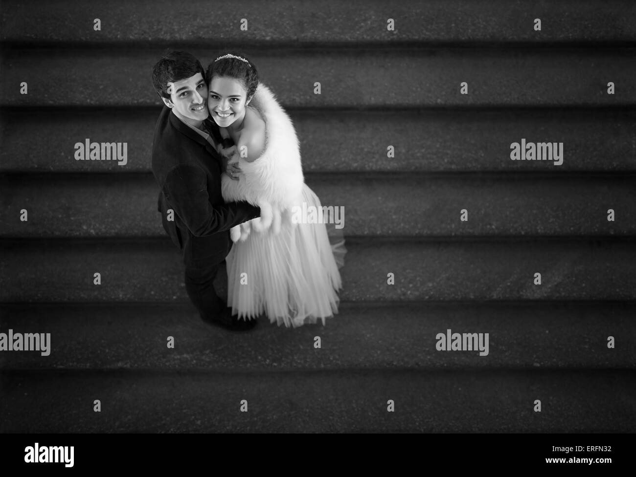 Paar in Liebe umarmt auf der Treppe und schaut Stockfoto