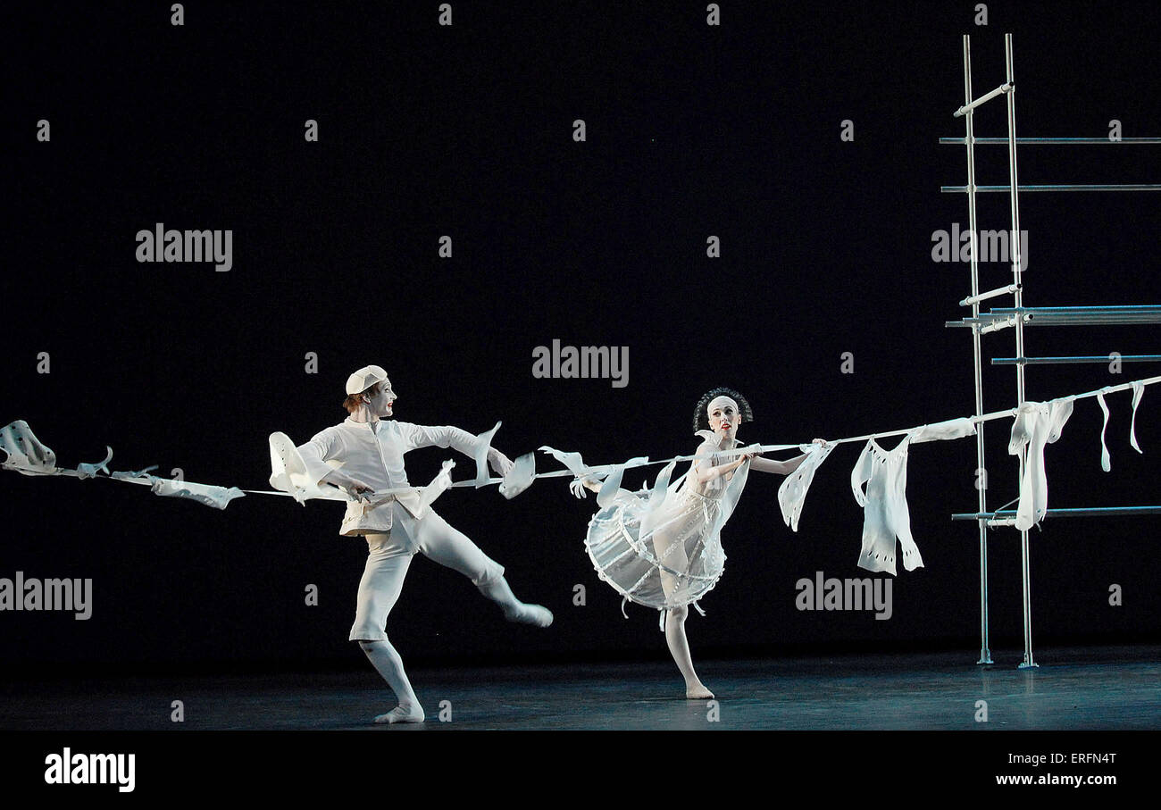 Arnold Schönbergs Ballett "Pierrot Lunaire" - Alexander Zaitsev als Pierrot und Mara Galeazzi als Columbine in einer Produktion an Stockfoto