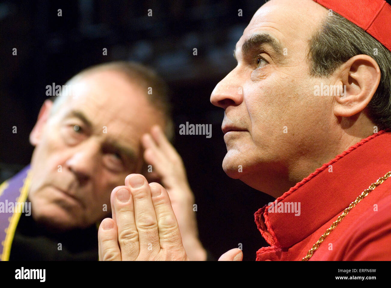 Roger Crane spielen "The Last Confession" - David Suchet als Kardinal Benelli und Bernard Lloyd als Kardinal Villiot in eine Stockfoto