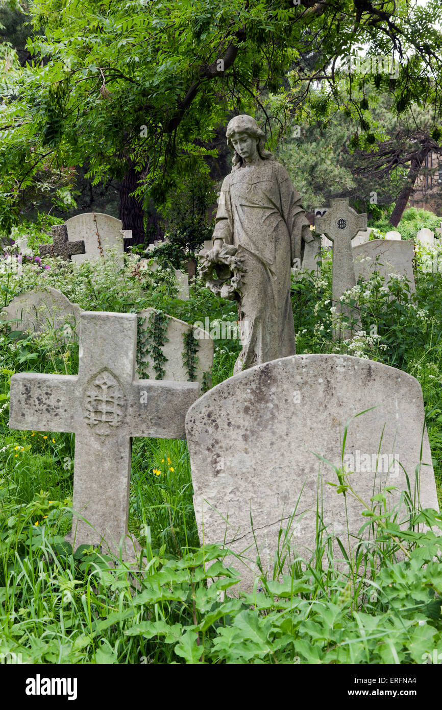 Nahaufnahme der Grabsteine und Denkmäler in Brompton Cemetery Stockfoto