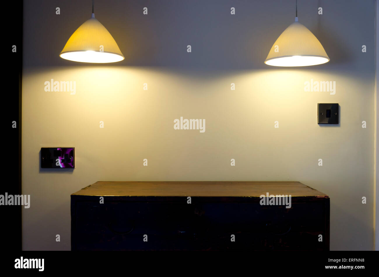 Lampen Beleuchtung leer Sideboard. Stockfoto