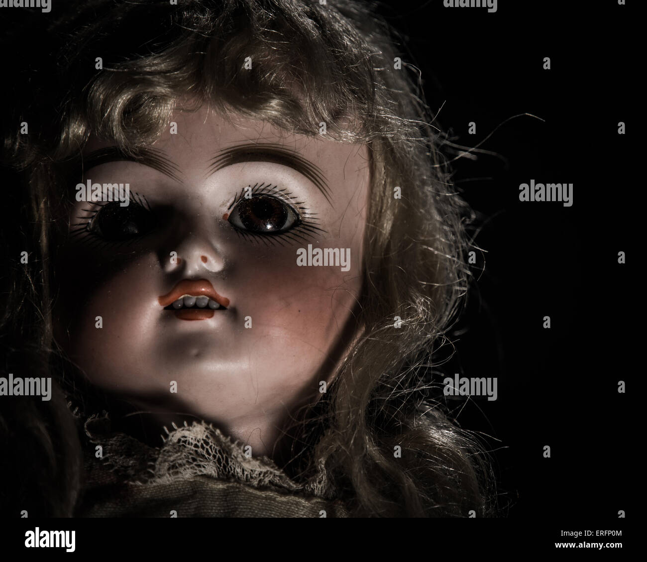 Original 1887 Bisque-Puppe in Originalkleidung Stockfoto