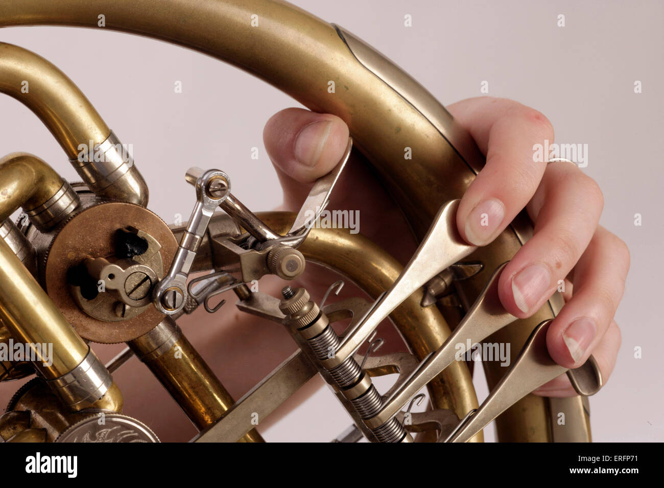 Waldhorn Spieler Finger In Spielposition Auf Ventil Hebel Stockfotografie Alamy