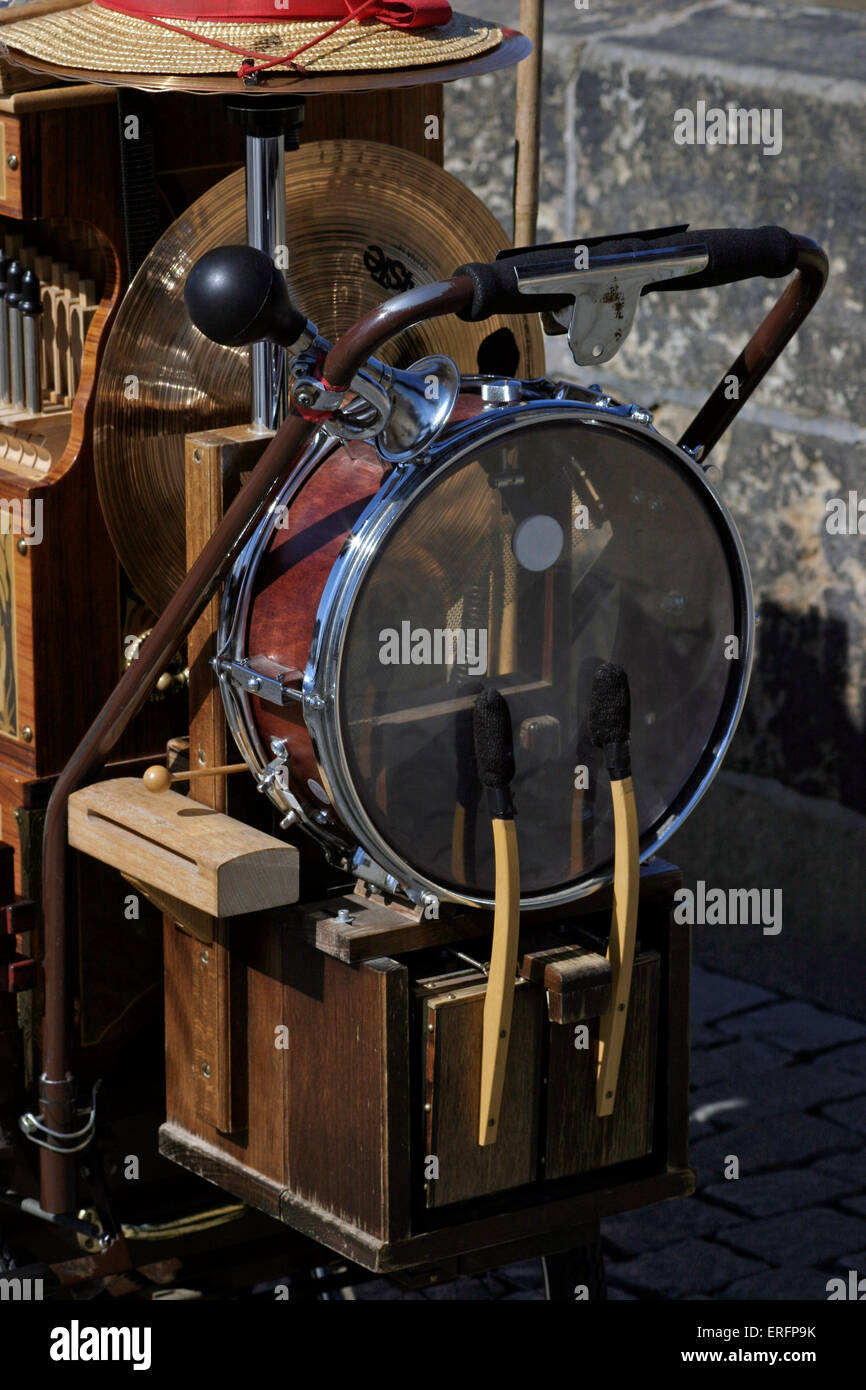 Snare-Drum, Hupe und Holz-Block auf eine aufziehbare Orgel - Percussion-Instrumente. Stockfoto