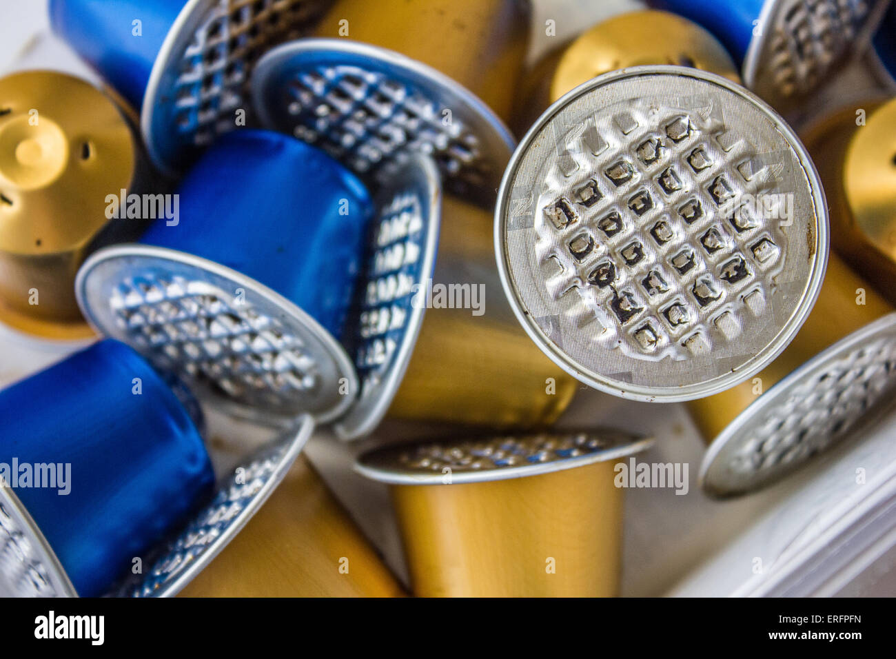 Verbrauchte oder gebrauchte leere Nespressokapseln, Kaffee-Kapseln, Alukapseln, Rohstoff-recycling Stockfoto