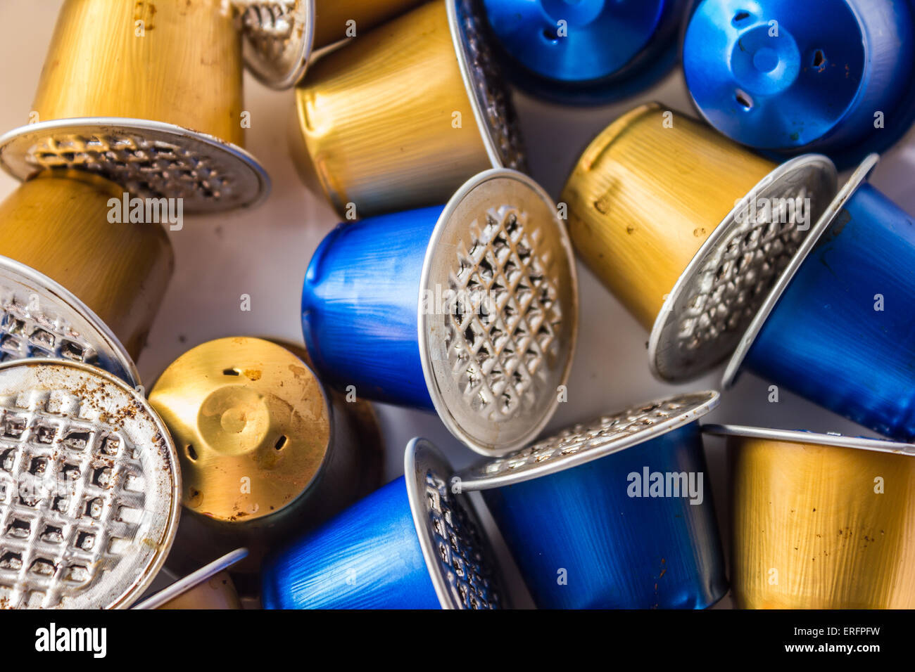 Verbrauchte oder gebrauchte leere Nespressokapseln, Kaffee-Kapseln, Alukapseln, Rohstoff-recycling Stockfoto