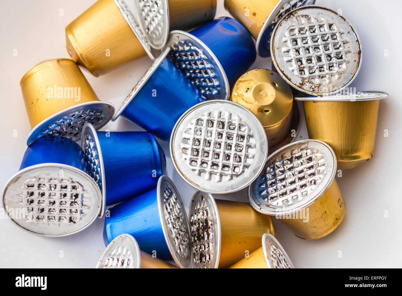 Verbrauchte oder gebrauchte leere Nespressokapseln, Kaffee-Kapseln, Alukapseln, Rohstoff-recycling Stockfoto