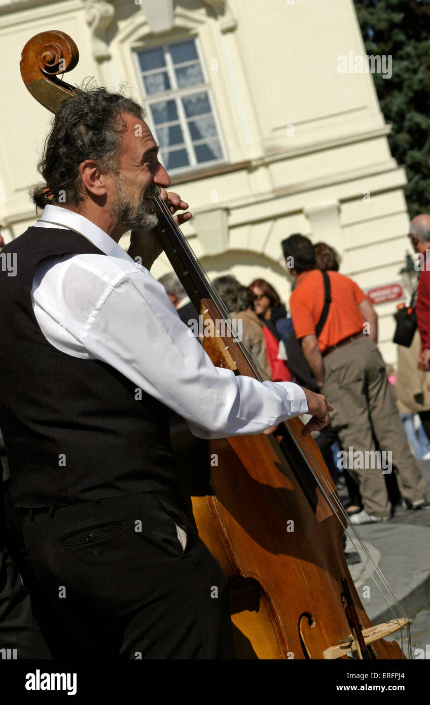 Straßenmusiker, Kontrabassist - in Prag. Stockfoto