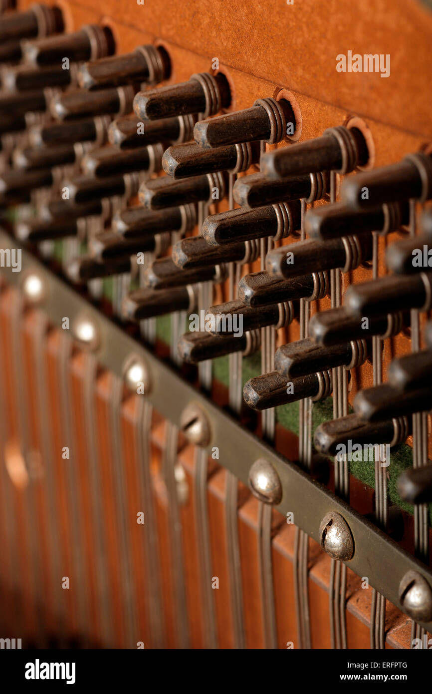 Klavier Heringe und Strings - Piano Heringe oder Stifte, verwendet für die Saiten stimmen Stockfoto