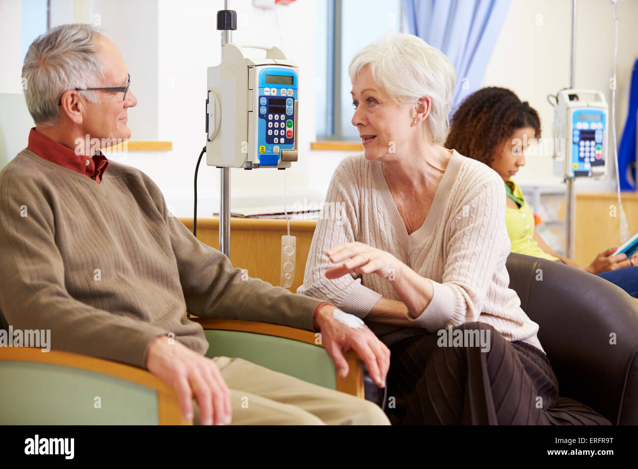 Ältere Frau mit Mann während der Chemotherapiebehandlung Stockfoto
