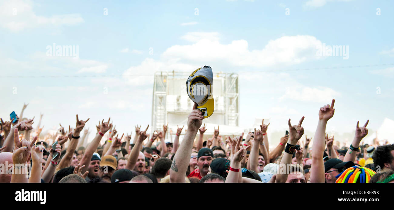 Masse mit den Händen in der Luft am 2015 Monster Energy Carolina Rebellion in Concord, North Carolina Stockfoto