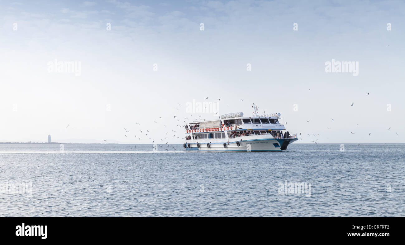 Izmir, Türkei - 5. Februar 2015: Fahrgastschiff voller Menschen geht in Izmir Bucht, beliebte öffentliche Verkehrsmittel Stockfoto